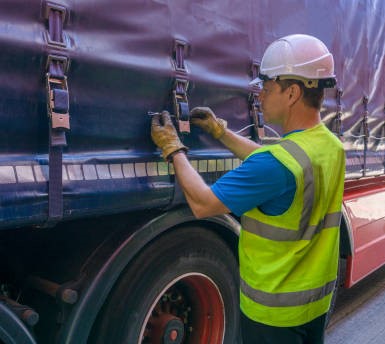 HOW TO PROPERLY SECURE LOADS WITH STRAPS FOR MAXIMUM SAFETY