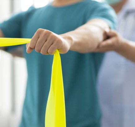MAINTAINING PROPER FORM AND TECHNIQUE WITH RESISTANCE STRAPS
