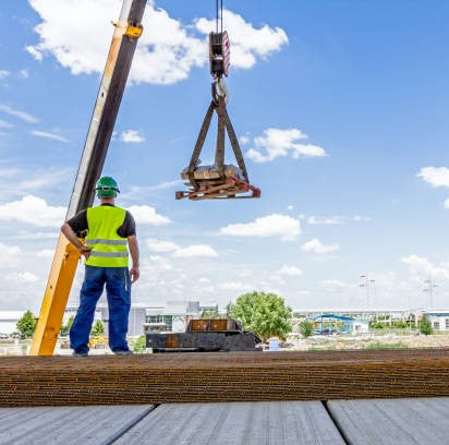 ENHANCING LIFTING PRECISION WITH PROPER USE OF PULLING STRAPS